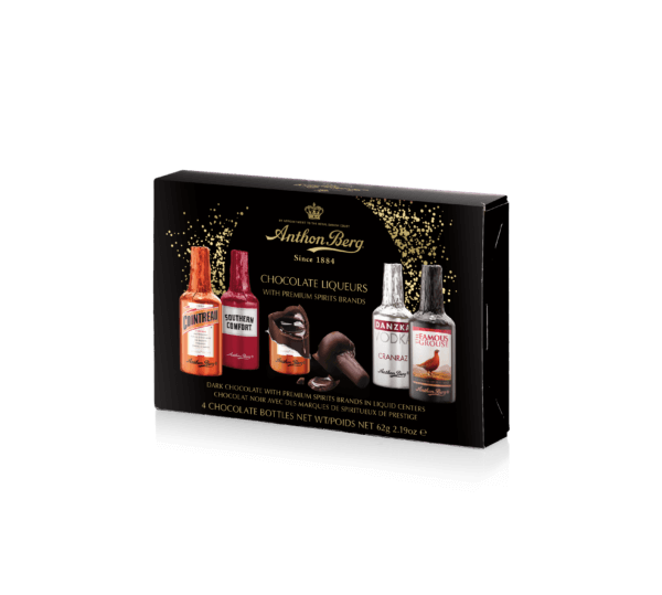 Boite de 4 chocolats noirs à liqueur en forme de bouteille ANTHON BERG, 1 pièce au chocolat noir enrobant une liqueur COINTREAU, 1 pièce au chocolat noir enrobant une liqueur aux fruits SOUTHERN COMFORT, 1 pièce au chocolat noir enrobant du scotch whisky THE FAMOUS GROUSE, 1 pièce au chocolat noir enrobant une dose de vodka DANZKA.